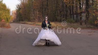穿着婚纱，脸上戴着头骨面具的女孩正在空路上奔跑